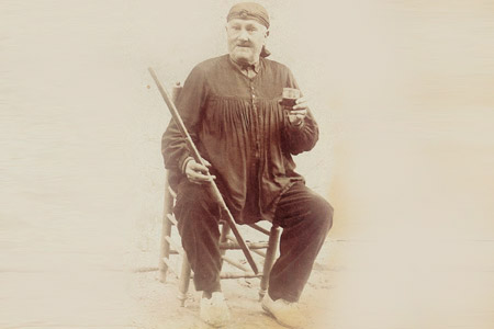 Vestimenta corriente. Blusa con canes abierto por delante. Pantaln recto. Complementos: Alpargatas y pauelo en la cabeza. Foto realizada en 1890 corresponde a Cayetano Royo Martnez (Manises 1842-1890).