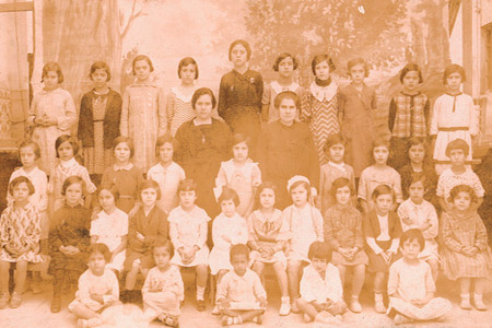 Escuela del Patronato de Accin Social. Escuela de nias regentada por Amparo Borrs Vilata, ayudada por Consuelo Borrs Sancho. Foto curso 1931-1932.