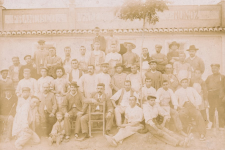 Trabajadores de la Fbrica de Valldecabres. Francisco Valldecabres Muoz, sentado con la silla girada, en el centro de la fotografa, junto al personal masculino de la fbrica. Foto del ao 1899.