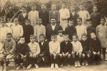 Grupo escolar. Alumnos de la escuela de San Rafael, situada en el nmero 16 de la Calle Cervantes, con su maestro Victor Mancho Meseguer. Foto del ao 1919.