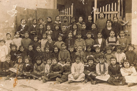 Escuela de chicas de Doa Laura en la calle de la Pelota, actualmente Dr. Catal nmero 18. La maestre que aparece en la fotografa es Herminia Lpez (Primera de la derecha, segunda fila de arriba). La otra seora es la ayudanta, Vicenta Marco. Foto del ao 1920.