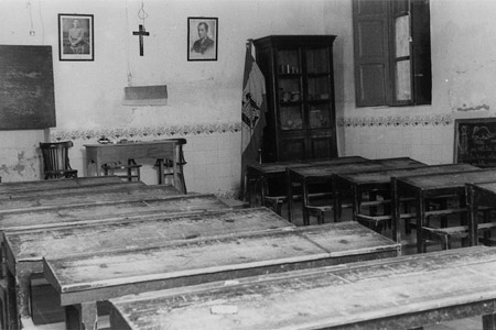Aula del Patronato. Panormica de la clase de D. Carlos Ibarra, maestro del Patronato de la Sagrada Familia. Foto realizada en octubre de 1958.