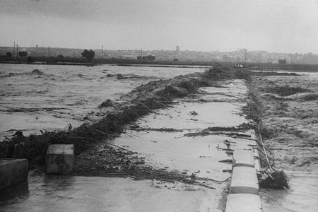 Efectos de la riada del Turia sobre el puente de la carretera de Paterna, la ms grande que histricamente se conoce (13-14 octubre de 1957).