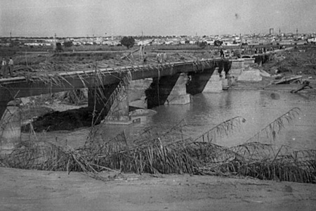 Efectos de la riada del Turia sobre el puente de la carretera de Paterna, la ms grande que histricamente se conoce (13-14 octubre de 1957).
