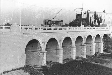 El puente de Piedra , ao 1947, poco despus de su ampliacin. En primer plano el tranvia N22 en direccin a Manises y al fondo el colegio El Carmen.
