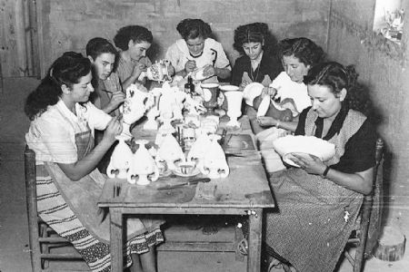 Pintoras de cermica artstica. Foto del ao 1950.