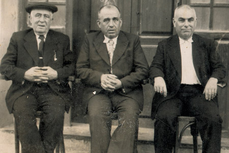 En la puerta del caf vemos, de izquierda a derecha, tres fabricantes maniseros: Bautista Motes Roig, Vicente Carpintero Alpuente y Blas Garca Catalua.