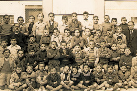 Escuelas del Patronato de Accin Social. El maestro Vicente Nicolau Balaguer con sus alumnos. Foto del ao 1945.