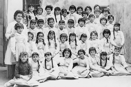 Grupo de alumnas del Patronato de Accin Social con su maestra Luisa Dolz. Foto del ao 1958.