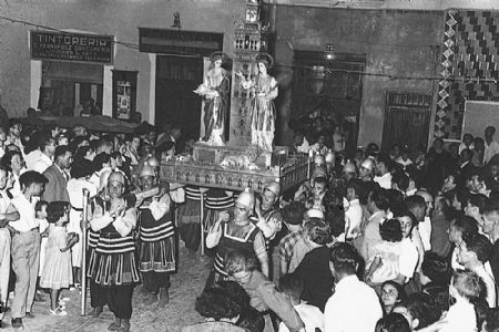 Las imagenes de las Santas llevadas hacia el templo parroquial al finalizar la procesin. Foto del ao 1951.