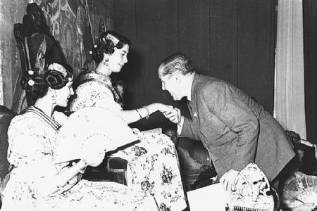 Amparo Martnez Vilar, Reina de los Juegos Florales 1953 entreg un galardn al manisero Vicente gallego y Orts.