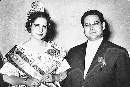 M Mercedes Catal Gallego, Reina de los Juegos Florales 1954, y el poeta galardonado, Josep M Catal y Gimeno.
