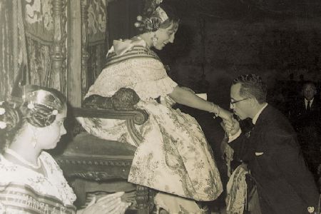 M Luisa Barber Nolla, Reina de los Juegos Florales 1959, en la entrega de un diploma a Jos M Moreno Royo. 16 de julio de 1959.