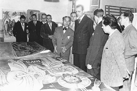 El Ministro de Educacin Nacional, Joaqun Ruiz Gimnez, visit el ao 1955 la escuela de Cermica. En la foto recibiendo explicaciones del director del centro, Alfons Blat, junto a otros profesores.