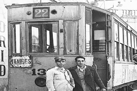 Tramva de la lnea nmero 22 que haca el trayecto entre Valncia y Manises. En la foto del ao 1953, los tranvieros (el conductor y el cobrador) que lo atendan.
