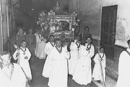 Procesin del Santo Entierro. El Santo Sepulcro a hombros de sus portadores vestidos con una tnica blanca. Foto del ao 1950.