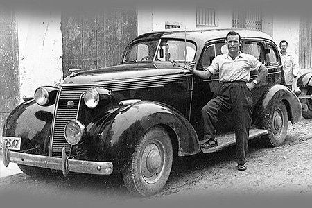 Coche marca Studebaker, fabricado en los EEUU entorno a los aos 1936/37. Este Automvil fue usado como taxi en nuestro pueblo, y lo conduca Jos Zahonero. Foto del ao 1954.
