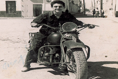 El manisero Juan Toms Garca conduciendo una de las primeras motocicletas que pasearon por Manises. Foto del ao 1948.
