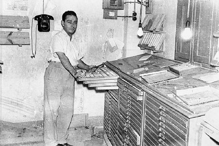 Imprenta Viaplana de Manises. Componiendo los textos delante de las cajas observamos a uno de los propietarios, Mariano Viaplana. Foto del ao 1955.