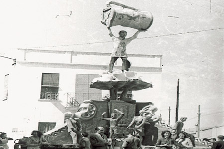 Monumento Fallero. Falla plantada en Manises entre el ao 1952 a 1954 en el cruze de las calles Mayor y Menndez Pelayo.
