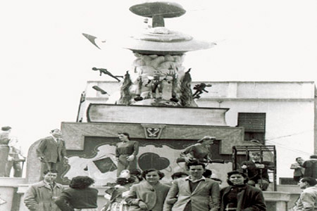 Monumento Fallero. Falla plantada en Manises entre el ao 1952 a 1954 en el cruze de las calles Mayor y Menndez Pelayo.
