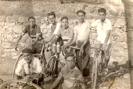Miembros de la Pea ciclista de Manises fotografiados el 18 de julio de 1934, vspera de la fiesta de las Patronas de Manises.