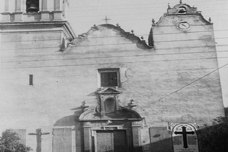 Fachada de la Iglesia de San Juan Bautista. El templo comenz a construirse el 3 de febrero de 1734 bajo la rectora del doctor Mosn Pere Esplugues, y se inaugur el 14 de agosto de 1751, siendo rector Mosn Silvestre Peir. Fotografa realizada sobre 1944.