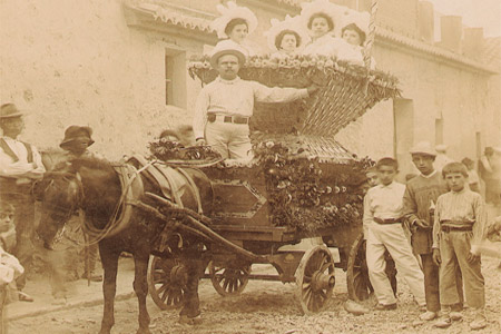 Carroza de la Cavalgata de las Santas Justa y Rufina frente a la fbrica de Ismael Mora en la actual Avenida del pas Valncia. Foto de el ao 1912 aproximadamente.