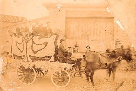 Carroza de la Cavalgata de las Santas Justa y Rufina frente al Ayuntamiento. Ao 1906.