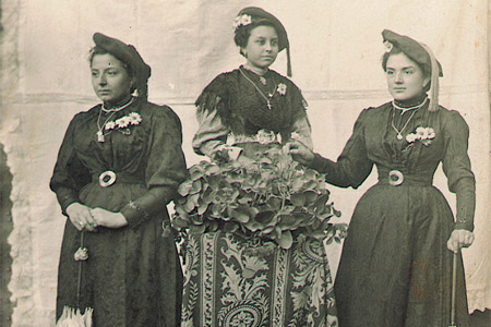 Las chicas que pertenecen a la seleccin femenina del partido Carlista se llamaba Margaritas. De izquierda a derecha: Dolores Peris Alpuente, Pilar Mora y Trinidad Peris Alpuente. Foto del ao 1912. 