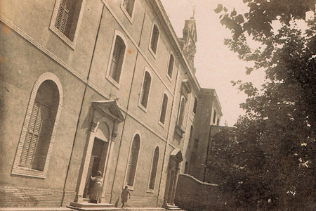 Colegio El Carmen. Fachada principal del colegio, entorno al ao 1930. Fue inagurado el 11-02-1911. Dedicada inicialmente a la atencin y acogida de nias hurfanas.