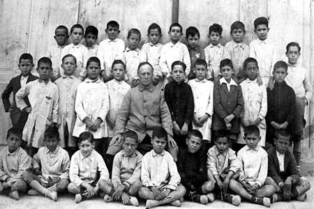 Escuela Nacional. Ao 1929-1930. Grupo de alumnos de la escuela nacional, con su maestro Carlos Rodao Hernndez. Esta escuela estaba en la Plaza del Castillo.