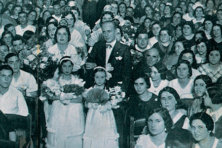 Juegos Florales. La joven manisera Vicenta Ort Calvo, reina de los juegos Florales, acompaada de su corte de honor celebrados en Julio de 1934