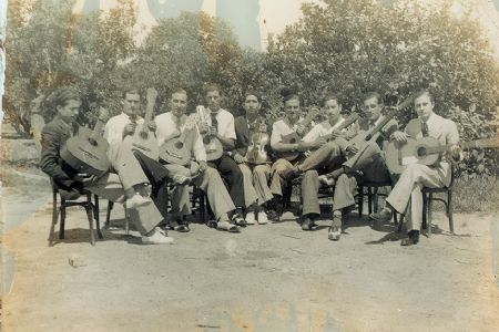  Pulso y Pua. Un grupo de jovenes maniseros se unen para formar un conjunto musical. Foto del ao 1931.