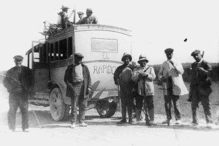 Grupo de cazadores de Manises desplazados a tierras manchegas. Hicieron un viaje en autobs de la poca (ao 1930), propiedad de Francisco Belda landete.
