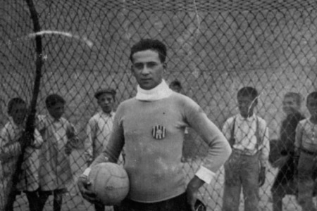 Vicente Avi Peris. Manises 1908-1972. Futbolista (portero). Su actividad deportiva comienza en el equipo local C.D Universo, para continuar ms tarde en el Gimnstico C.F., equipo de primera categora.
