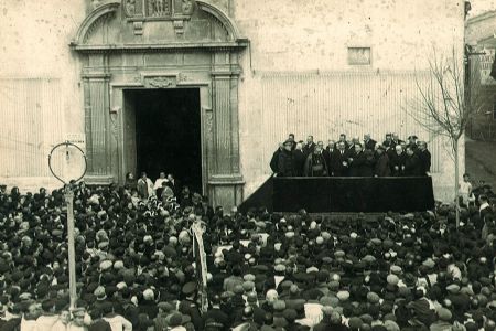 El 22 de diciembre de 1924 el rey Alfonso XIII concede el ttulo de ciudad Histrica y Laboriosa a la Villa de Manises. El da 11 de enero de 1925, Javier Garca de Leaniz, en representacin del Rey, hace pblica entrega al alcalde de Manises, Jos M Martnez Avi.