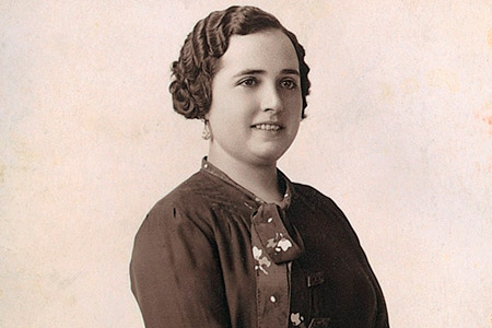 Juegos Florales. La joven manisera Vicenta Ort Calvo, reina de los juegos Florales celebrados en Julio de 1934