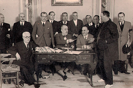 El 13 de noviembre de 1932 el ayuntamiento de manises , presidido por el alcalde Jos M Carpintero Alpuente, firm el documento de cesin al Estado de los terrenos para ubicar el aeropuerto. El 20 de noviembre de 1934 los delegados del Estado abonaron el importe de las expropiaciones, momento reflejado en la fotografa.