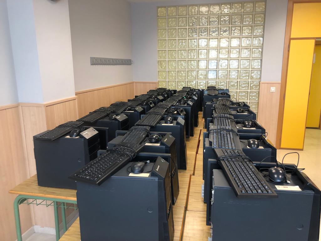 Donación de 22 ordenadores desde el Ayuntamiento de Manises