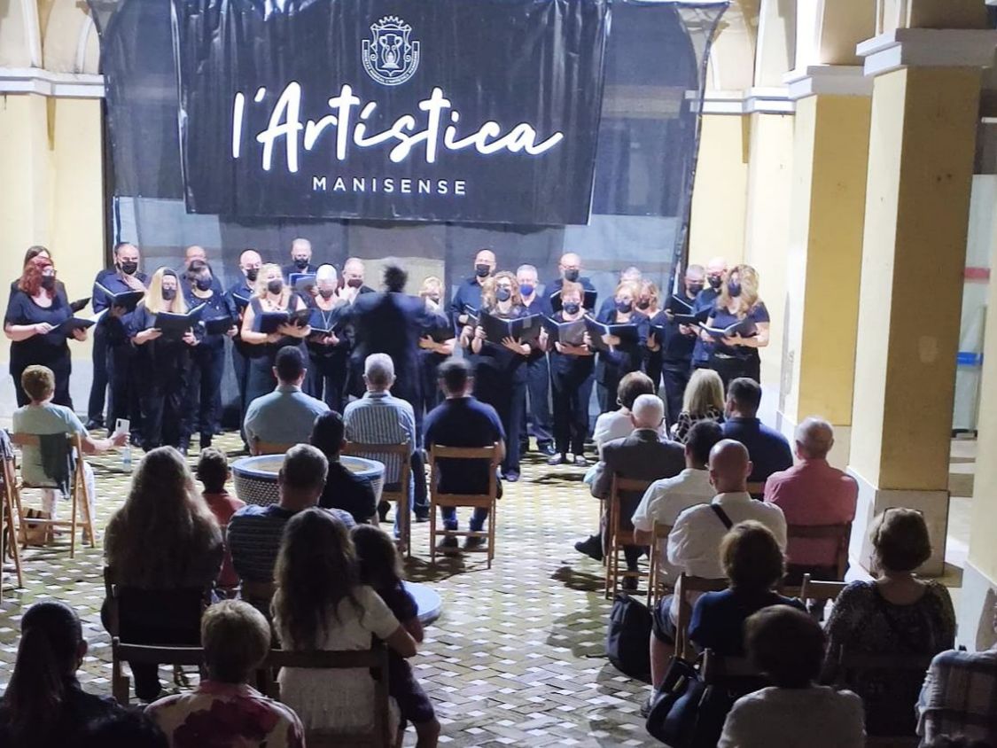El Cor Polifònic va oferir un concert al claustre de L'Arística Manisense