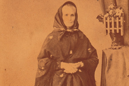 Vestimenta corriente. Falda muy amplia. Mantón y toca. Fotografía del año 1872.