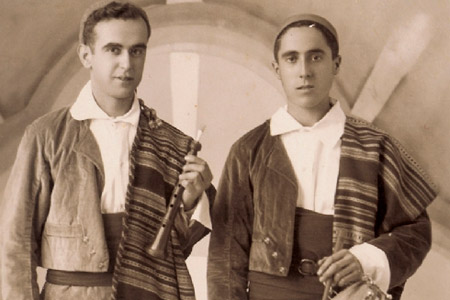 Tabalet y Dolçaina. José Mª Orts Albenca, dolçaina, y José Gallego Motes, Tabalet. Foto del año 1939.