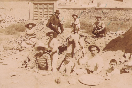 Excavaciones en una fábrica de la calle Montepio donde, posteriormente, se ubicó el taller de automóviles de Francisco Belda. Fotografía realizada entre los años 1890 y 1900.