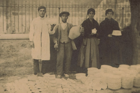 Vicente Royo Folgado (primero por la izquierda) vendiendo cerámica de Manises en Calatayud. Foto del año 1920 aproximadamente