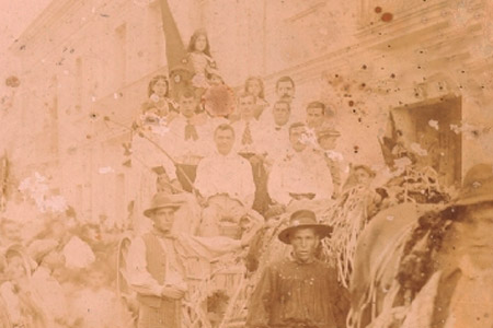 Carroza de la Cabalgata de las Santas Justa y Rufina frente al Ayuntamiento. Foto del año 1906.