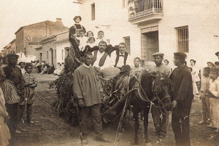 Carrozas de la Cabalgata de las Santas. Una de las carrozas al paso de la antigua Calle de la Pols, actualmente Mestre Guillem. Foto del año 1908.