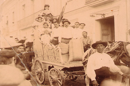 Carroza de la Cabalgata de las Santas, frente a la puerta del Ayuntamiento. Foto del año 1912.