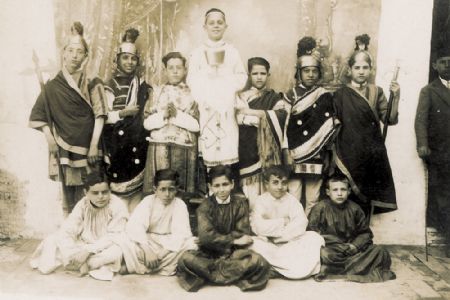 Representación de San Tarcicio en el teatro de la Paz. Todos los jóvenes actores pertenecen al grupo de catecismo parroquial. Foto del año 1929.