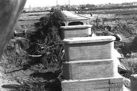 Efectos de la riada del Turia sobre el puente de la carretera de Paterna, la más grande que históricamente se conoce (13-14 octubre de 1957).